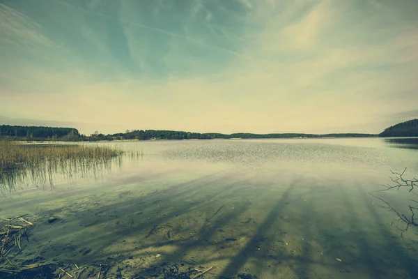 Tranquilo lago paisagem, imagem tonificada, foto do vintage — Fotografia de Stock