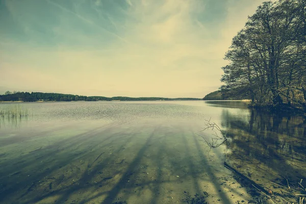 Paisaje tranquilo lago, imagen tonificada, foto vintage — Foto de Stock