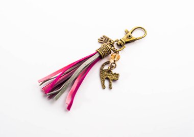 Şık beyaz, şık boho takı üzerinde izole Anahtarlık