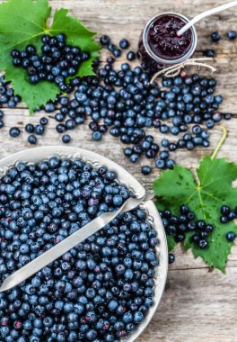 Yaban mersini yapılan taze yüzlü olgunlaşmış meyve ile harmanlanmış vitamin ile sağlıklı antioksidan içecek yaz