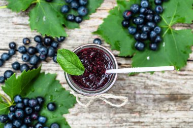 Olgun yaban mersini taze içki bilberries, yaz güler yüzlü vitamin ile yapılan karışık