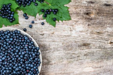 Eski tablo, ormandaki çiftçi piyasasında olgunlaşmış meyve sepeti taze yaban mersini alanı, ek yükü kopyalama