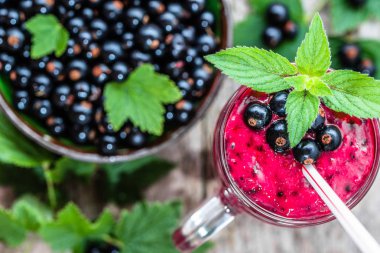 Yoğurt ile meyve gelen sağlıklı güler yüzlü. Blackcurrant vitamin içeceği, yaz tatlılar kavramı karışımlı berry