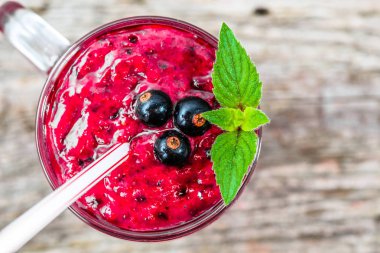 Yoğurt ile meyve gelen sağlıklı güler yüzlü. Blackcurrant vitamin içeceği, yaz tatlılar kavramı karışımlı berry