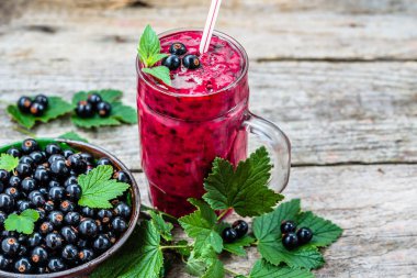 Yoğurt ile meyve gelen sağlıklı güler yüzlü. Blackcurrant vitamin içeceği, yaz tatlılar kavramı karışımlı berry