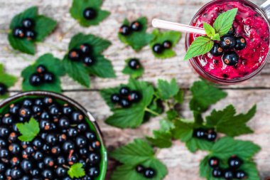 Yoğurt ile meyve gelen sağlıklı güler yüzlü. Blackcurrant vitamin içeceği, yaz tatlılar kavramı karışımlı berry