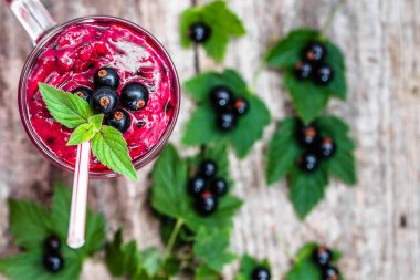 Yoğurt ile meyve gelen sağlıklı güler yüzlü. Blackcurrant vitamin içeceği, yaz tatlılar kavramı karışımlı berry