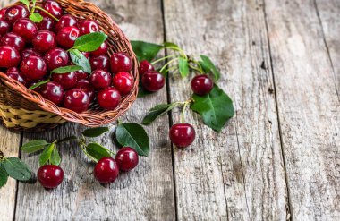 Taze kiraz sepet meyve bahçesi üretmek, çiftçi piyasasında olgunlaşmış meyve