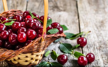 Taze kiraz sepet meyve bahçesi üretmek, çiftçi piyasasında olgunlaşmış meyve