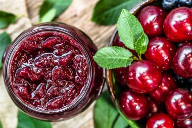 Ev yapımı reçel makro Yukarıdan gelen kiraz,