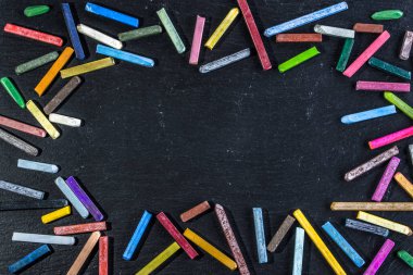 Tebeşir sp ile kara tahta siyah arka plan üzerinde renkli çerçeve