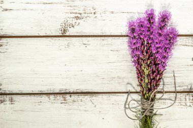 Çerçeve çiçek, buket rustik arka plan üzerinde kadınlar günü kartı kopya alanı ile