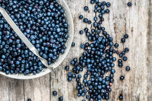 Bleuets frais dans le panier sur la table en bois, fruits mûrs de la forêt sur le marché fermier, frais généraux — Photo