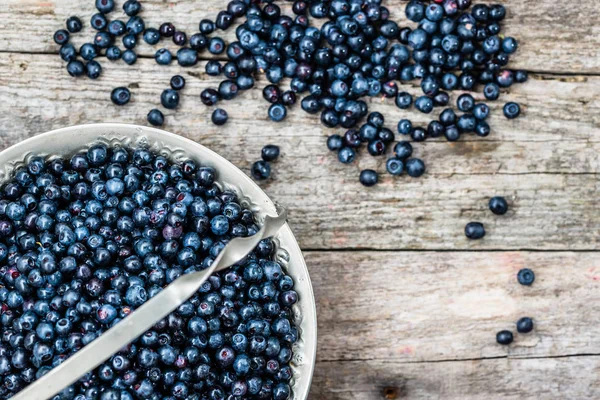 Bleuets frais dans le panier sur la table en bois, fruits mûrs de la forêt sur le marché fermier, vue sur le dessus — Photo