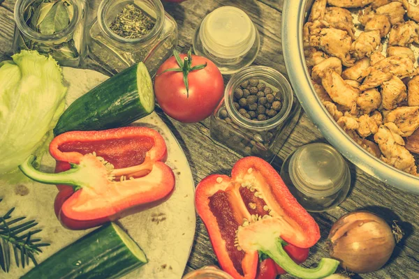 Zubereitung von Fladenbrot mit gegrilltem Fleisch und Gemüsesalat, Zutaten für hausgemachtes Kochrezept — Stockfoto
