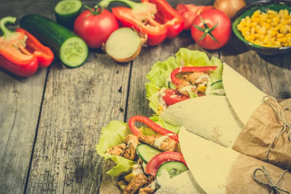 Deliciosas envolturas de tortilla, sándwiches rellenos de carne y verduras a la parrilla, cocina mexicana — Foto de Stock