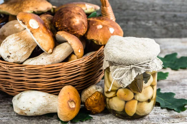 Marine mantar - rustik arka planda, kavanoza turşusu çörek korur hazırlanıyor