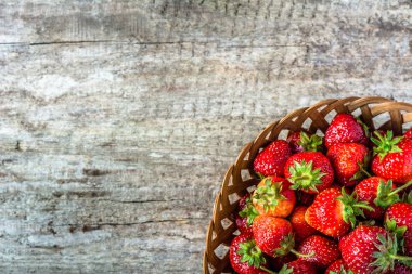 Taze çilek sepeti, çiftçi pazarda, ahşap masa, olgunlaşmış meyve alanı Kopyala