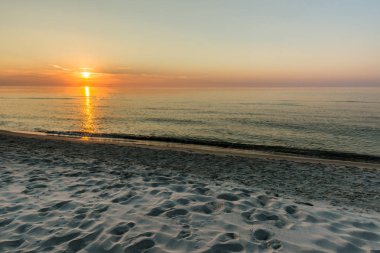 Sahilde güzel günbatımı manzara yaz aylarında