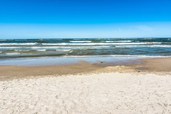 Красивий морський пляж з білим піском, піщаний пляж влітку, пейзаж — стокове фото