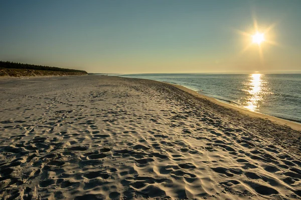 Beau coucher de soleil sur la plage en été, paysage — Photo