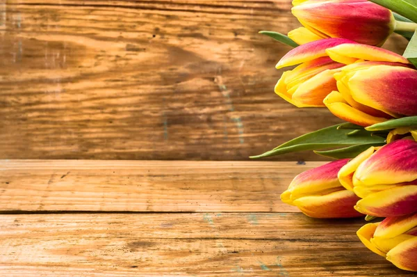 Tulpenstrauß, Frühlingshintergrund zum Frauentag - 8. März oder Karte zum Muttertag — Stockfoto