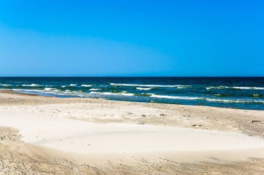 Mavi gökyüzü, yaz tatili, altında ıssız sahil seyahat arka plan