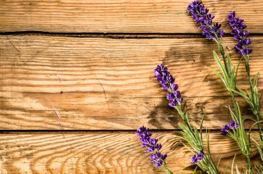 Rustik ahşap arka plan üzerinde lavanta çiçekleri