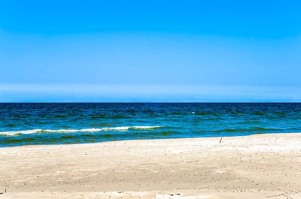 Öde strand under blå himmel, semester, resor bakgrund — Stockfoto