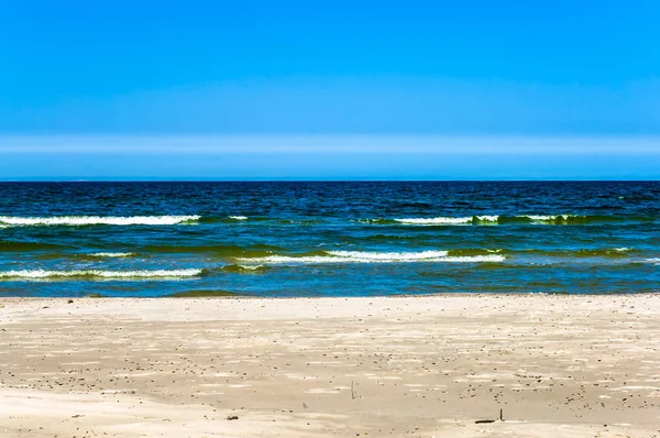 Öde strand under blå himmel, semester, resor bakgrund — Stockfoto