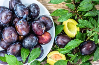 Ahşap masa, sonbahar mevsim meyveleri hasat üzerinde mor Erik