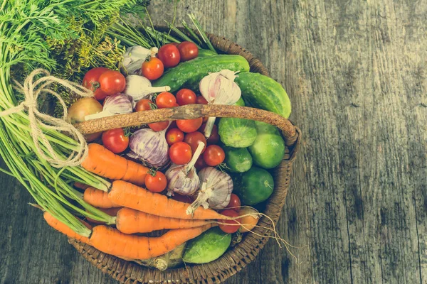 모듬된 야채, 나무 농장 테이블, 오버 헤드에 유기농 식품 — 스톡 사진