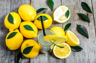 Ahşap masa üzerinde bir bardak taze limonata