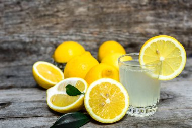 Cam, soğuk içecek limon suyu ile su