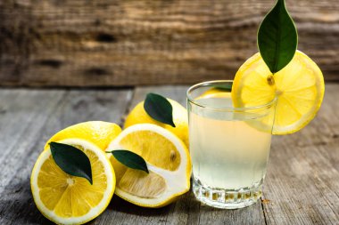 Soğuk su ve limon suyu cam, sağlıklı Limonata Detoks içecek