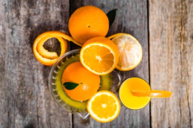 Portakal suyu ve taze portakal meyveler, üstten görünüm, düz yatıyordu sıkışmış