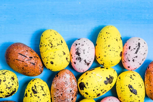 Fondo de Pascua con huevos de Pascua de colores, tarjeta con espacio de copia — Foto de Stock