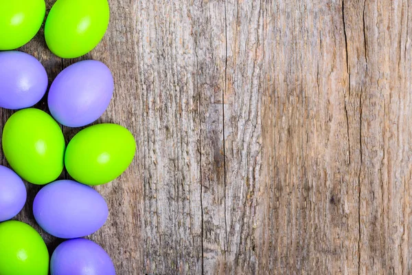 Marco de Pascua, fondo con huevos de Pascua en el nido, sobre la madera — Foto de Stock