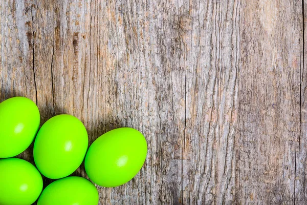 Tarjeta de Pascua con huevos verdes de Pascua, fondo con espacio de copia — Foto de Stock