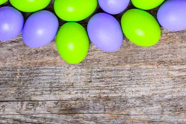 Marco de huevos de Pascua, fondo, feliz concepto de Pascua con símbolos tradicionales — Foto de Stock