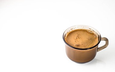 Beyaz arka planda izole edilmiş beyaz kahve fincanı