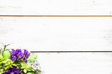 Paskalya, yumurta ve beyaz masaya, ev dekor çiçek kartı için arka plan