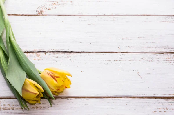 Tulipanes amarillos sobre fondo de madera, tarjeta del día de la madre — Foto de Stock