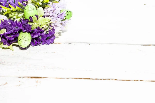 부활절, 달걀과 흰색 테이블, 홈 장식 꽃 카드에 대 한 배경 — 스톡 사진