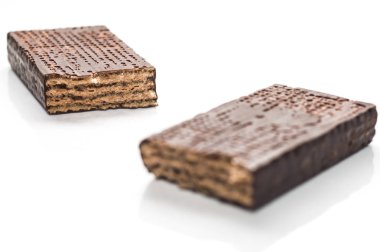 Beyaz arka planda, tatlı snack koyu kakao sır içinde izole Çikolatalı gofret