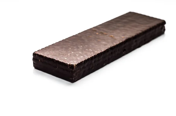 Čokoládová oplatka izolovaných na bílém pozadí, sladké občerstvení v tmavých kakaová poleva — Stock fotografie