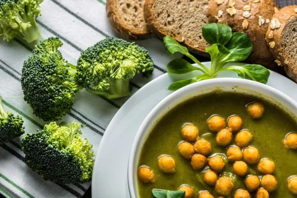 Soupe de brocoli, nourriture végétarienne saine, concept de cuisine — Photo