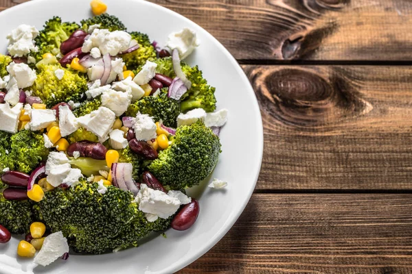 Ensalada de brócoli con verduras y queso feta . —  Fotos de Stock