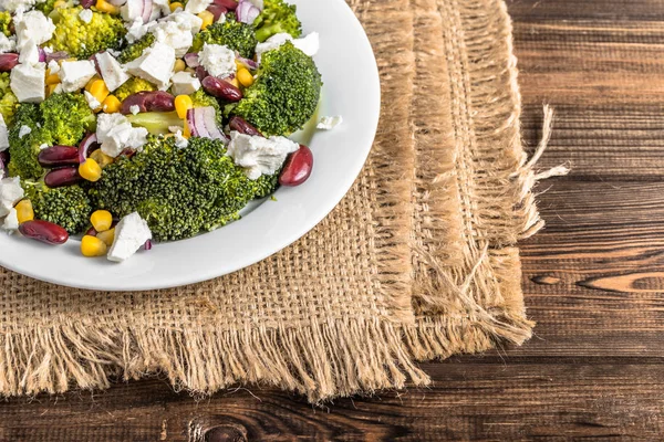 Salade de brocoli aux légumes et fromage feta . — Photo