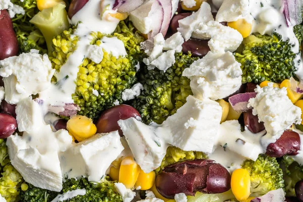 Salade de brocoli aux légumes et fromage feta . — Photo